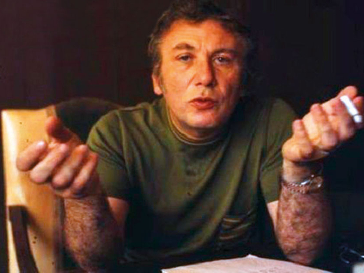 شعر نزار قباني : بين الرومانسية والسياسة